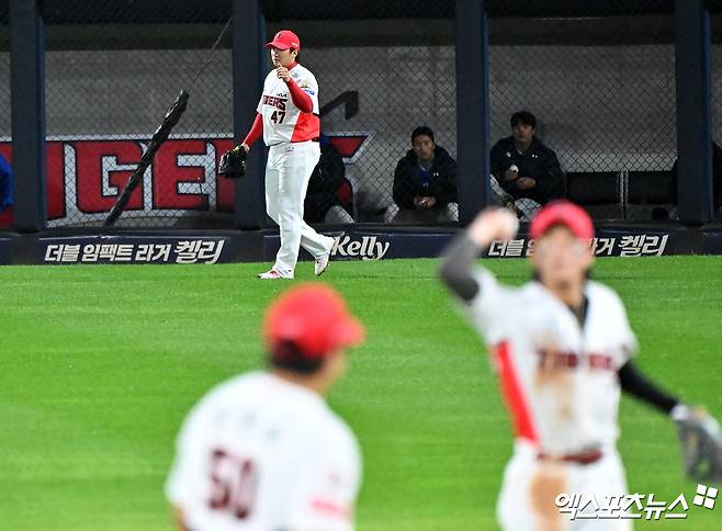 23일 오후 광주기아챔피언스필드에서 열린 '2024 신한 SOL Bank KBO 한국시리즈' 삼성 라이온즈와 KIA 타이거즈의 2차전 경기, 7회초 KIA 나성범이 삼성 디아즈의 우전안타때 보살을 기록한 후 기뻐하고 있다. KIA는 2차전에서 8-3 완승을 거두고 같은 날 먼저 열린 1차전 5-1 승리를 묶어 하루에 2승을 챙기고 통합 우승에 성큼 다가섰다. 역대 한국시리즈 1~2차전 연승팀 우승확률은 90%다. 광주, 김한준 기자