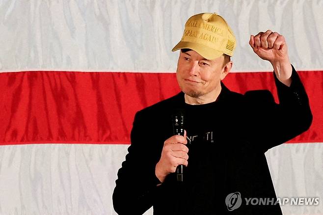 지난 17일(현지시간) 트럼프 전 대통령 지원 유세 중인 일론 머스크 테슬라 최고경영자 [로이터=연합뉴스. 재판매 및 DB 금지]