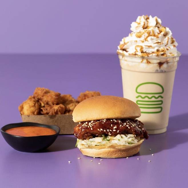 쉐이크쉑의 '한국식 프라이드치킨 샌드위치' [쉐이크쉑(Shake Shack) 블로그 게시 사진. 재판매 및 DB 금지]