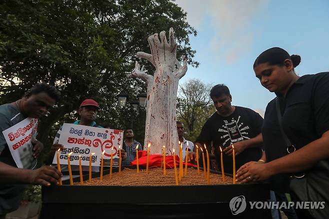 '부활절 테러' 진상규명 요구 침묵 시위 (콜롬보 EPA=연합뉴스) 시민단체 활동가들이 2024년 4월 20일(현지시간) 스리랑카 수도 콜롬보에서 2019년 부활절 테러 진상규명을 요구하는 침묵 시위 도중 촛불을 켜고 있다.