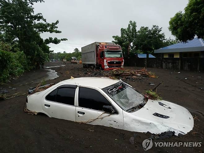 필리핀, 열대성 폭풍 '트라미'로 곳곳 홍수…"14여명 사망" (마닐라 로이터=연합뉴스) 23일(현지시간) 필리핀에 열대성 폭풍 '트라미'에 따른 폭우로 필리핀 한 거리의 차량 등이 토사에 파묻힌 모습. 2024.10.23