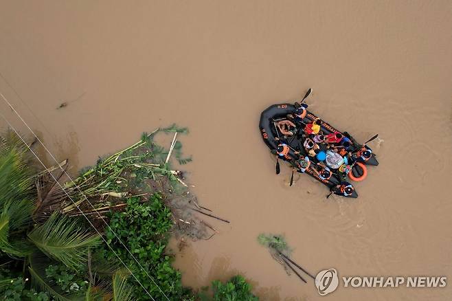 필리핀, 열대성 폭풍 '트라미'로 곳곳 홍수…"14여명 사망" (마닐라 AFP=연합뉴스) 23일(현지시간) 필리핀 수도 마닐라 인근 지역이 열대성 폭풍 '트라미'에 따른 폭우로 물에 잠기면서 주민들이 보트를 타고 대피하고 있다. 2024.10.23