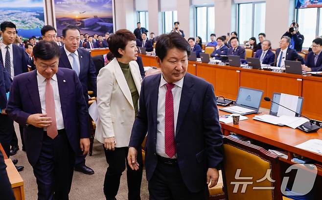 24일 오전 서울 여의도 국회 국토교통위원회에서 열린 국토교통부·행정중심복합도시건설청·새만금개발청 종합 국정감사 도중 맹성규 위원장과 야당 의원들이 대통령 관저 불법 증축 의혹과 관련, 김태영 21그램 대표, 이재선 원탑종합건축 대표, 전해갑 아원고택 대표에 대한 동행명령장 발부를 의결하려고 하자 권영진 국민의힘 간사를 비롯한 여당 의원들이 이에 반발해 퇴장하고 있다. 2024.10.24/뉴스1 ⓒ News1 안은나 기자