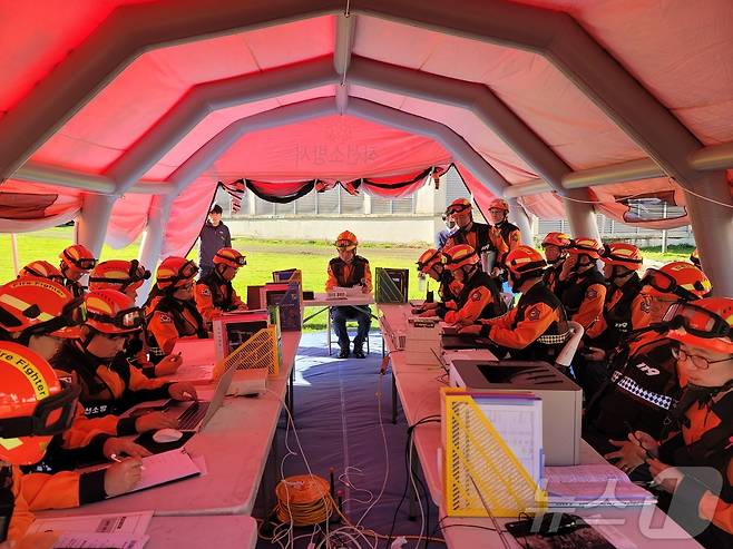 강원특별자치도 소방본부가 정선 하이원리조트 밸리콘도에서 강진으로 인한 대형 재난 상황 대비 긴급구조 종합훈련을 벌이고 있다.(도소방본부 제공)