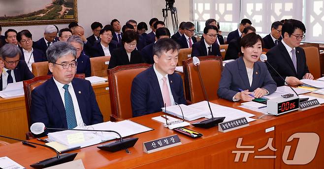 송미령 농림축산식품부 장관이 24일 오전 서울 여의도 국회 농림축산식품해양수산위원회에서 열린 농림축산식품부 및 소관기관 종합 국정감사에 출석해 의원 질의에 답하고 있다. 2024.10.24/뉴스1 ⓒ News1 안은나 기자