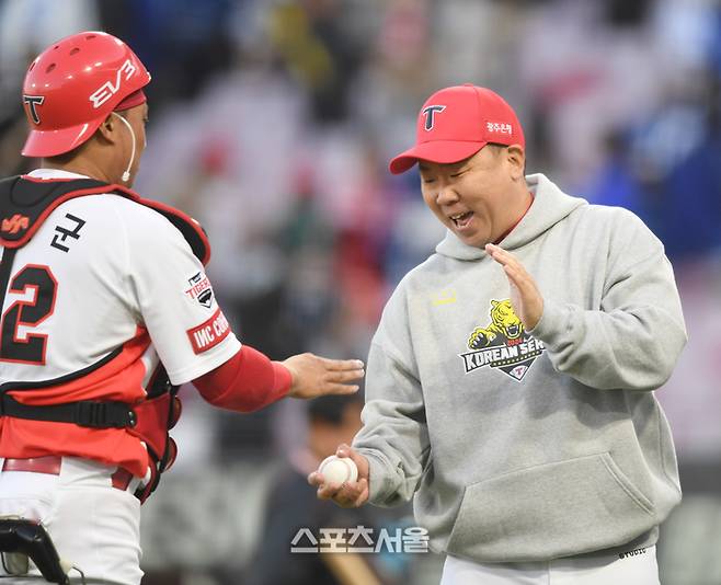 KIA 이범호 감독이 23일 광주-기아 챔피언스 필드에서 열린 삼성과 2024 KBO 한국시리즈 1차전 승리 후 승리 기념구를 받고 있다. 광주 | 최승섭기자 thunder@sportsseoul.com