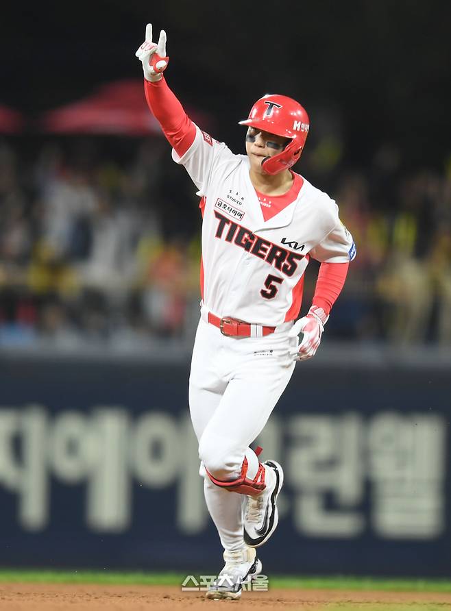 KIA 김도영이 23일 광주-기아 챔피언스 필드에서 열린 삼성과 2024 KBO 한국시리즈 2차전 2회말 2사 우월홈런을 날린 후 환호하고 있다. 광주 | 최승섭기자 thunder@sportsseoul.com