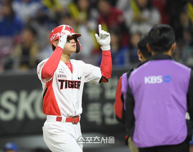 KIA 김도영이 23일 광주-기아 챔피언스 필드에서 열린 삼성과 2024 KBO 한국시리즈 2차전 2회말 2사 우월홈런을 날린 후 환호하고 있다. 광주 | 최승섭기자 thunder@sportsseoul.com