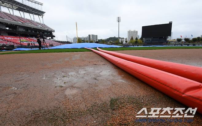 22일 광주 기아챔피언스필드에서 열릴 한국시리즈 1차전 KIA 타이거즈와 삼성 라이온즈의 서스펜디드 경기. 구단 관계자들이 비에 젖은 그라운드를 정비하고 있다. 광주=박재만 기자 pjm@sportschosun.com/2024.10.22/