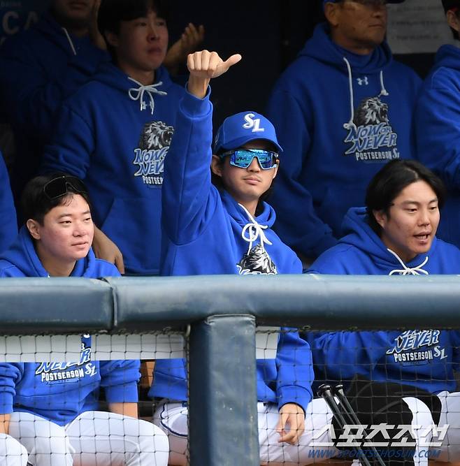 19일 잠실구장에서 열린 플레이오프 4차전 LG 트윈스와 삼성 라이온즈의 경기. 돌아온 주장 구자욱이 더그아웃에서 분위기를 띄우고 있다. 잠실=박재만 기자 pjm@sportschosun.com/2024.10.19/