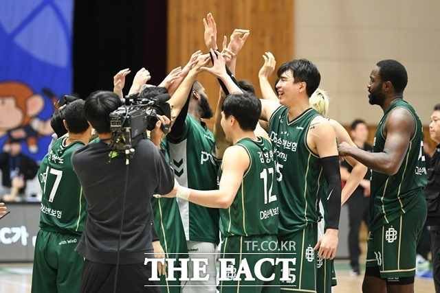 부산 KCC와 함께 우승 후보오 꼽히는 원주 DB 선수들./KBL