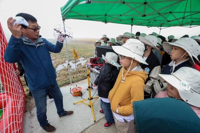 KT가 경기도 파주시 군내면 비무장지대(DMZ)에서 생태계 보호 및 보전을 위한 'KT DMZ 생태보전단' 활동을 성황리에 마쳤다고 24일 밝혔다. /KT