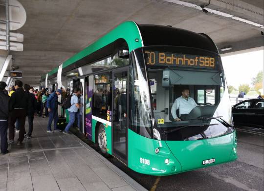스위스 바젤에서 운행 중인 무궤도 트램. 대전시 제공
