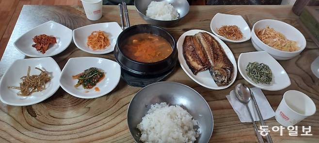 경북 안동시 성전식당의 된장찌개 간고등어구이 백반. 김도언 소설가 제공