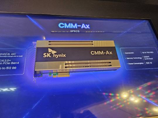 SK하이닉스가 23일 서울 코엑스에서 열린 '제26회 반도체대전(SEDEX)'에 참가해 전시한 CXL 제품 이미지. <박순원 기자>