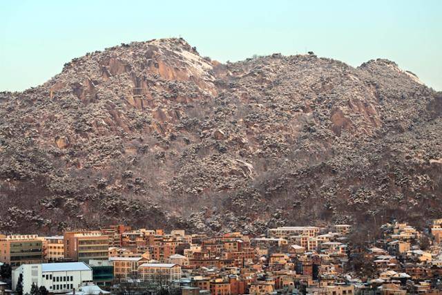 지난 1월 눈에 내린 인왕산의 풍경. 한국일보 자료사진