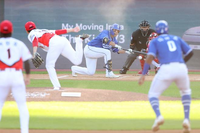 <yonhap photo-4762="">23일 재개된 한국시리즈 1차전에서 번트를 시도하는 김영웅. 연합뉴스 </yonhap>