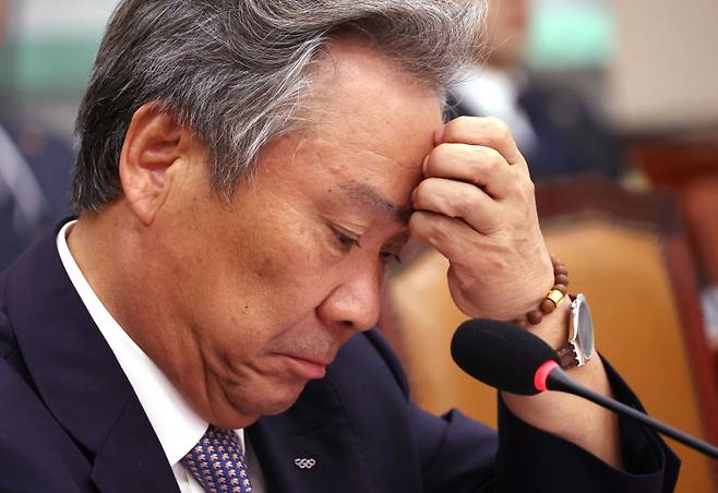 <yonhap photo-4498=""> 고심 (서울=연합뉴스) 신준희 기자 = 이기흥 대한체육회장이 22일 국회에서 열린 문화체육관광위원회 국정감사에 출석, 의원 질의를 듣고 있다. 2024.10.22 hama@yna.co.kr/2024-10-22 15:50:29/ <저작권자 ⓒ 1980-2024 ㈜연합뉴스. 무단 전재 재배포 금지, AI 학습 및 활용 금지></yonhap>