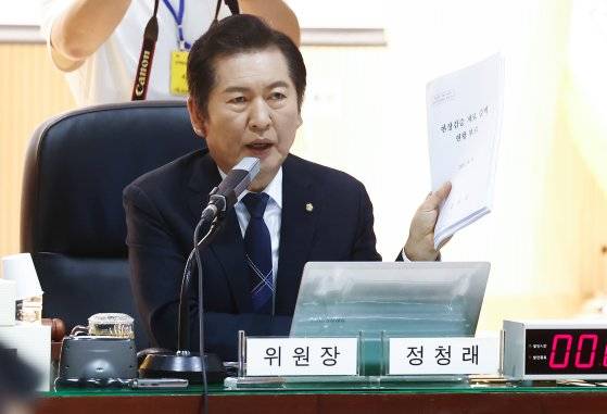 정청래 법제사법위원장이 24일 오후 서울 종로구 감사원에서 열린 법제사법위원회의 감사원 대상 국정감사에서 감사원이 제출한 현장검증 현황 보고 자료를 들어보이고 있다. 뉴스1