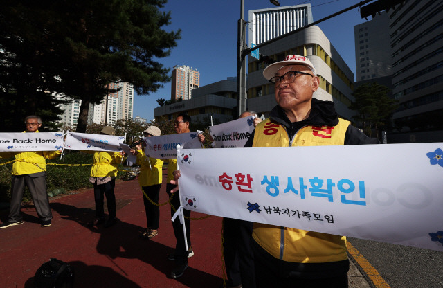 ▲ ‘납북자피해가족연합회’ 회원들이 24일 오후 경기도 수원시 영통구 경기도청 앞에서 대북 전단 제작과 살포 취지를 설명하는 기자회견을 하고 있다. 연합뉴스