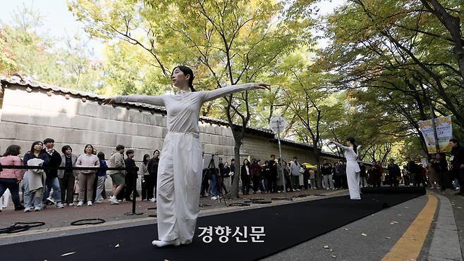 제26회 정동문화축제 첫째 날인 24일 덕수궁 돌담길에서 산책을 하던 시민들이 현대 무용을 감상하고 있다. 김창길기자