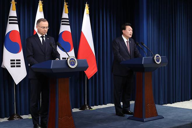 윤석열 대통령과 안제이 두다 폴란드 대통령이 24일 용산 대통령실 청사에서 공동 언론 발표를 하고 있다.  대통령실사진기자단