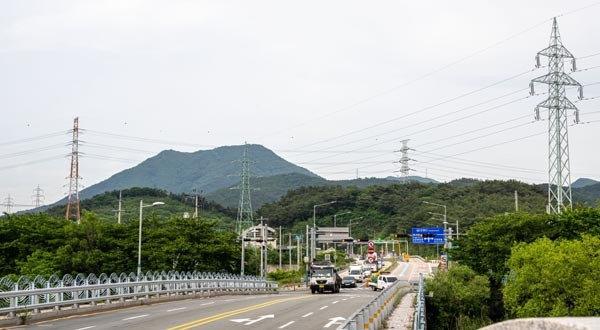 지역별 차등전기요금제가 적용되면  전기료 인상에 부담을 갖는 기업이 비수도권으로 눈을 돌리는 요인이 될 것으로 보인다. 사진은 부산 금정구 일원의 송전탑.  국제신문DB