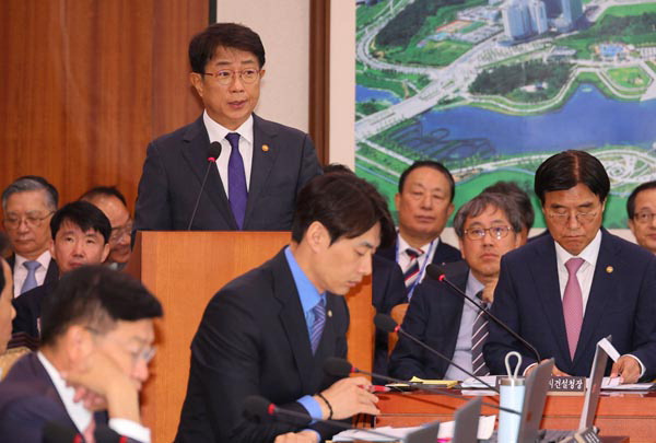 박상우 국토교통부 장관이 24일 오전 서울 국회에서 열린 국토교통위원회 국정감사에서 발언하고 있다. 연합뉴스