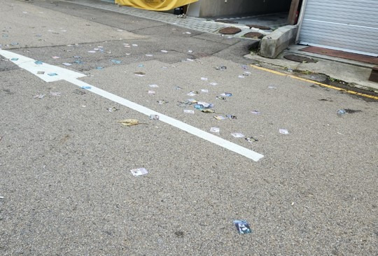 Anti-South leaflets are scattered on roads in Yongsan District in central Seoul on Thursday. [JOONGANG PHOTO]