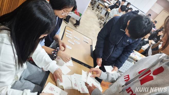 충남도의회는 24일 서산 명지중학교에서 ‘찾아가는 청소년 의회교실’을 개최했다. 