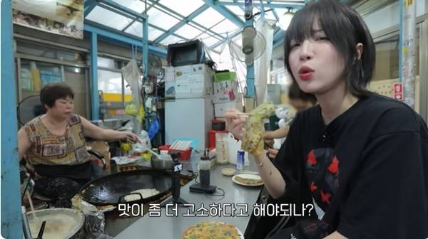 식은 부침개를 계란말이처럼 말아 먹는 쯔양. 사진|유튜브 캡처