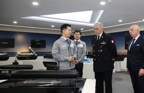 토마시 슈브리히트 폴란드 해사 교장이 23일 한화오션 거제 조선소 관계자로부터 장보고III 잠수함 관련 설명을 듣고 있다. [한화오션]