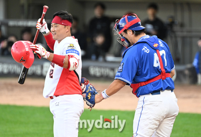 23일 오후 광주광역시 임동 광주기아챔피언스필드에서 진행된 '2024 프로야구 KBO리그 포스트시즌' 한국시리즈 1차전 KIA타이거즈와 삼성라이온즈와의 서스펜디드 경기. 기아 김태군이 타석에서 넘어지자 삼성 강민호가 흙을 털어주고 있다./광주=송일섭 기자 andlyu@mydaily.co.kr