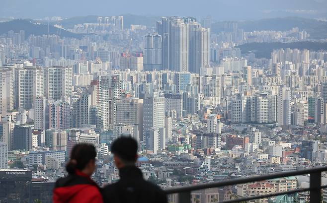 서울 남산에서 바라본 시내 아파트 단지.[연합]