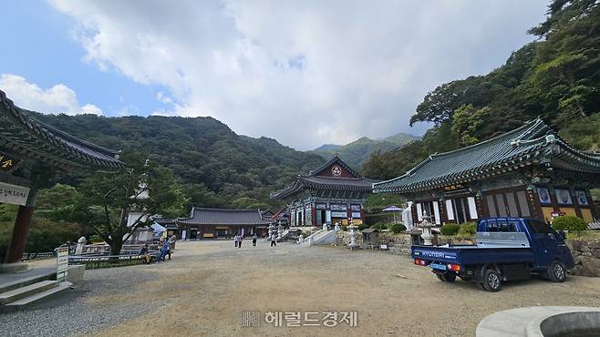 용문사 대웅전과 지장전