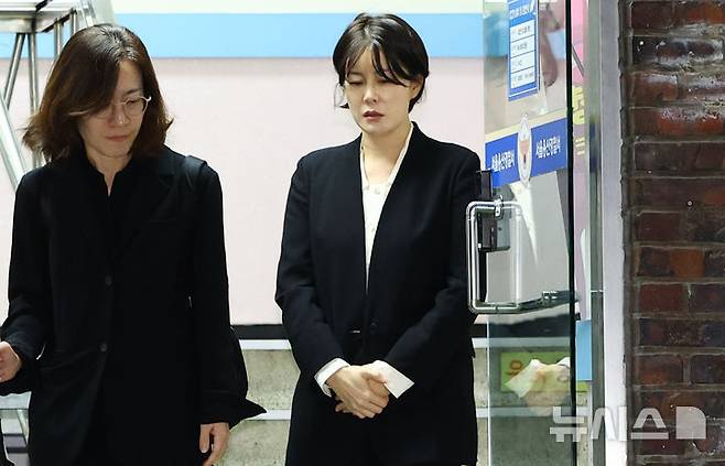 [서울=뉴시스] 황준선 기자 = 음주운전 혐의로 입건된 문재인 전 대통령의 딸 문다혜 씨가 18일 서울 용산경찰서에서 열린 조사를 마치고 건물을 나서고 있다. 2024.10.18. hwang@newsis.com