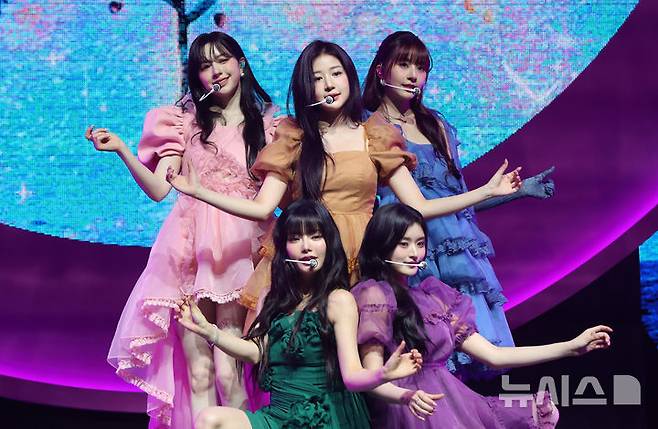 [서울=뉴시스] 김혜진 기자 = 그룹 피프티 피프티가 20일 오후 서울 광진구 광장동 예스24라이브홀에서 열린 피프티 피프티(FIFTY FIFTY) 두 번째 미니 앨범 '러브 튠(Love Tune)' 발매 기념 쇼케이스에서 무대를 선보이고 있다. 기존 멤버 키나에 새 멤버 문샤넬, 예원, 하나, 아테나를 영입해 5인조로 재정비한 피프티 피프티의 새 앨범 타이틀곡 'SOS'는 몽환적인 신스 사운드와 경쾌한 리듬감이 어우러져 꿈을 꾸는 듯 환상적인 무드를 선사하는 곡이다. 여기에 멤버들의 청량하고 매력적인 음색이 더해져 마치 동화 속 주인공이 되어 구름 위를 걷고 있는 듯한 특별한 기분을 선사한다. 2024.09.20. jini@newsis.com