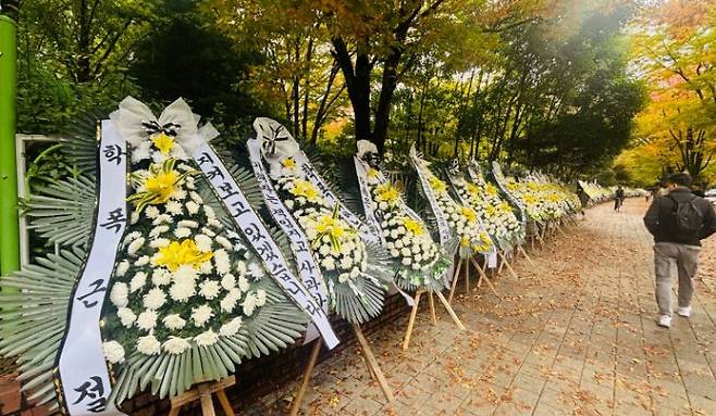 최근 '모래 학폭'이 벌어진 초등학교로 근조화환을 보냈다는 인증글이 이어지고 있다. 온라인 커뮤니티 캡처