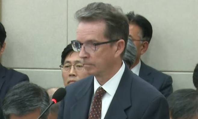 24일 국회 정무위 국정감사에 출석한 피터 알덴우드 애플코리아 대표. 유튜브 ‘NATV 국회방송’ 캡처