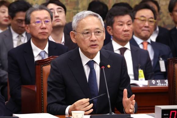 질의에 답하는 유인촌 장관 - 24일 국회에서 열린 문화체육관광위원회의 종합 국정감사에서 유인촌 문체부 장관이 의원 질의에 답하고 있다.  연합뉴스