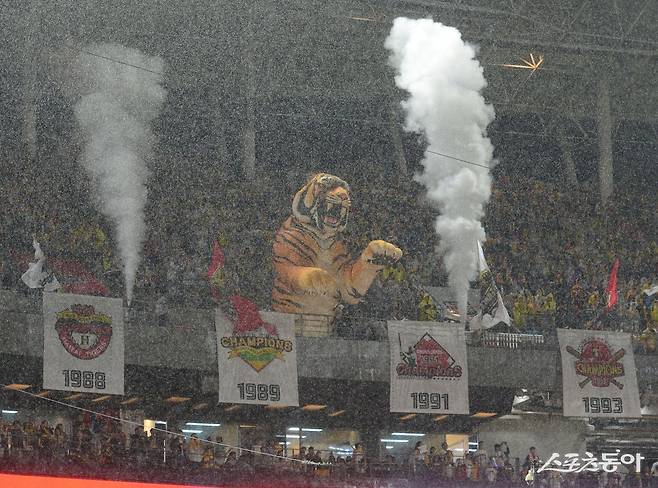 21일 광주-기아챔피언스필드에서 열린 삼성과 KS 1차전 도중 KIA 팬들이 응원전을 펼치고 있다. 광주|주현희 기자 teth1147@donga.com