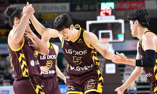 창원 LG 양준석이 24일 홈에서 열린 안양 정관장과의 KBL 2024~2025시즌 1라운드 3차전에서 득점한 뒤 기뻐하고 있다. KBL 제공