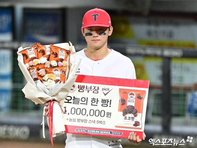 23일 오후 광주기아챔피언스필드에서 열린 '2024 신한 SOL Bank KBO 한국시리즈' 삼성 라이온즈와 KIA 타이거즈의 2차전 경기, KIA가 선발 양현종의 호투와 1회애만 5득점을 뽑아낸 타선의 활약에 힘입어 삼성에 8:3으로 승리하며 시리즈 2연승을 달렸다. 오늘의 한 빵!을 수상한 KIA 김도영이 포즈를 취하고 있다. 광주, 김한준 기자