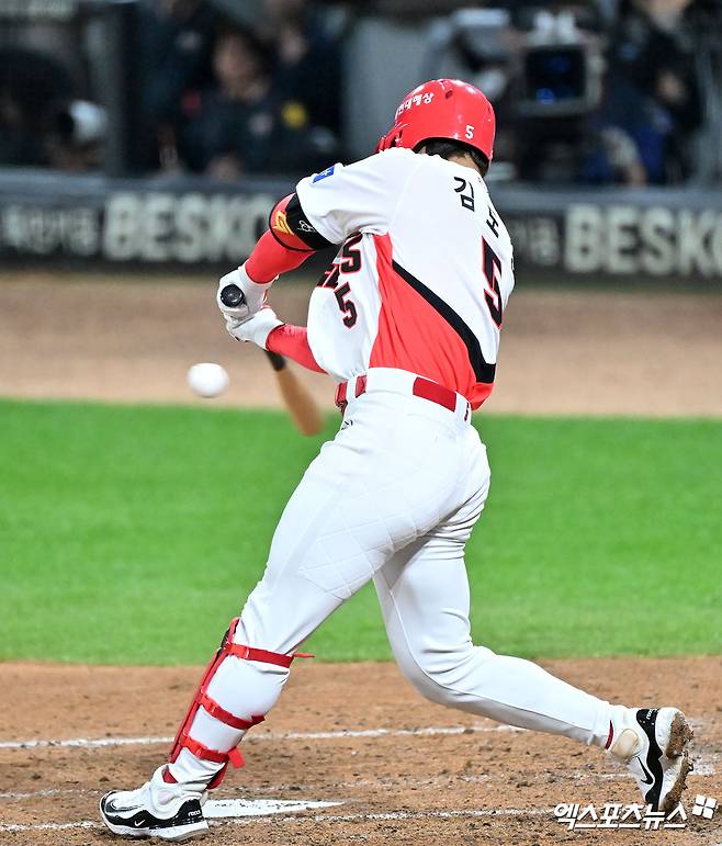 23일 오후 광주기아챔피언스필드에서 열린 '2024 신한 SOL Bank KBO 한국시리즈' 삼성 라이온즈와 KIA 타이거즈의 2차전 경기, 2회말 2사 KIA 김도영이 솔로 홈런을 날리고 있다. 광주, 김한준 기자