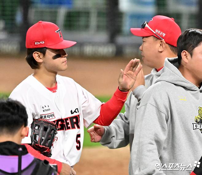 23일 오후 광주기아챔피언스필드에서 열린 '2024 신한 SOL Bank KBO 한국시리즈' 삼성 라이온즈와 KIA 타이거즈의 2차전 경기, KIA가 선발 양현종의 호투와 1회애만 5득점을 뽑아낸 타선의 활약에 힘입어 삼성에 8:3으로 승리하며 시리즈 2연승을 달렸다.  이날 경기에서 승리한 KIA 김도영이 이범호 감독과 하이파이브를 하고 있다. 광주, 김한준 기자