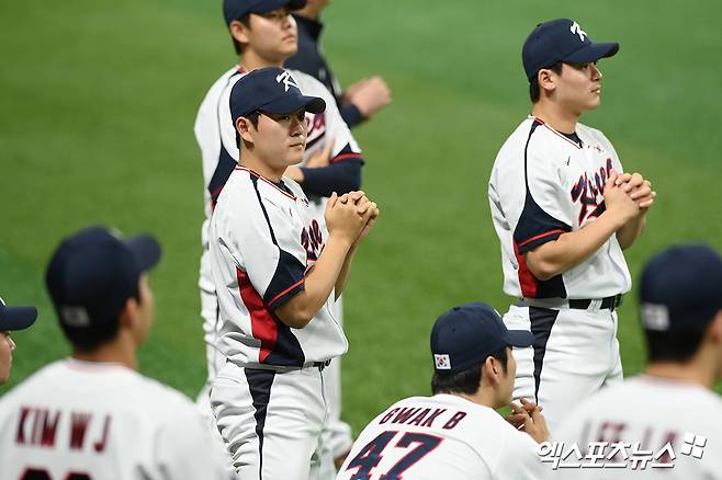 두산 베어스 루키 투수 김택연(왼쪽)이 24일 서울 고척 스카이돔에서 시작된 2024 WBSC 프리미어12 야구 국가대표팀 소집 훈련에 참가했다. 사진 고아라 기자