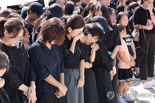 눈물 흘리는 학부모들 심미영 선생님의 발인식 날인 2023년 9월 9일  운구차량이 대전용산초로 들어서자 운동장에 모인 학부모들이 눈물을 흘리고 있다.
 [연합뉴스 사진]