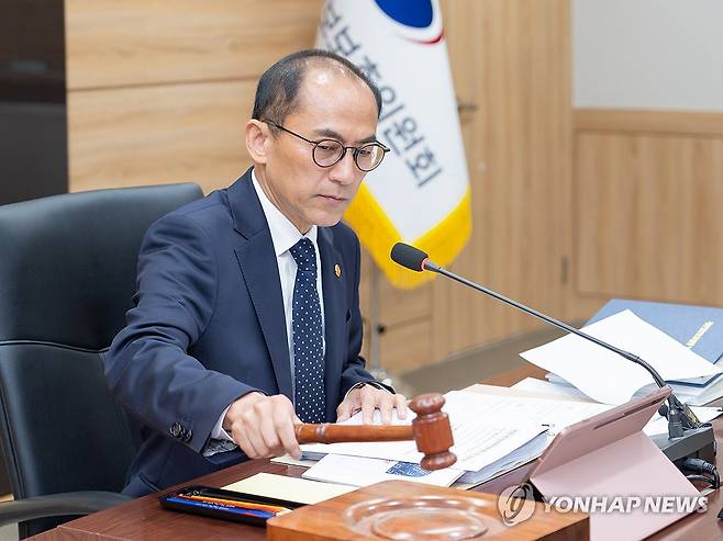 의사봉 두드리는 고학수 위원장 (서울=연합뉴스) 고학수 개인정보보호위원회 위원장이 지난 25일 오전 서울 종로구 정부서울청사에서 열린 '2024년 제16회 개인정보보호위원회 전체회의'에서 의사봉을 두드리고 있다. 2024.9.26 [개인정보보호위원회 제공. 재판매 및 DB 금지] photo@yna.co.kr