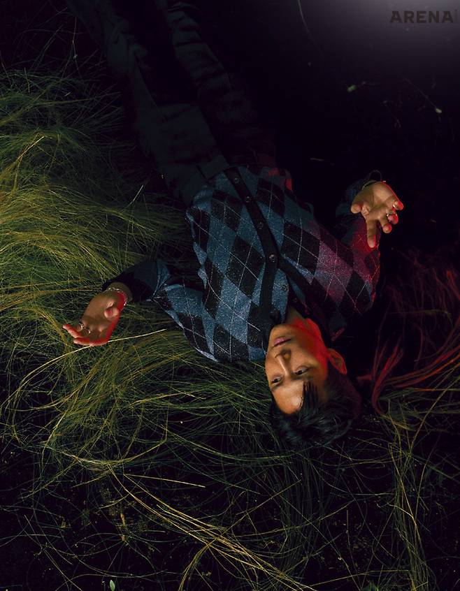 아가일 패턴 카디건·니트 소재 칼라 티셔츠·블랙 슬랙스·양손에 착용한 링·브레이슬릿 모두 구찌 제품.