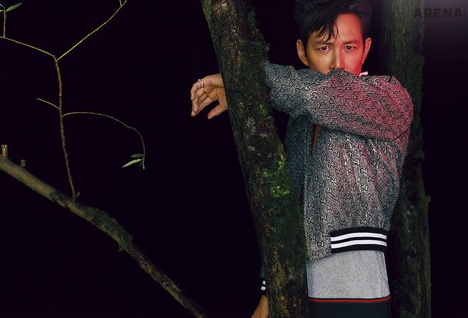 보머 재킷·니트 소재 슬리브리스 톱·블랙 슬랙스·실버 링 모두 구찌 제품.